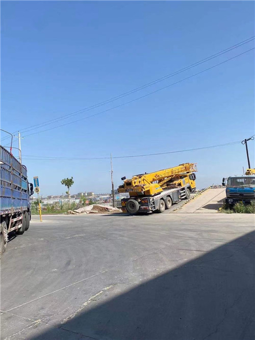 津市市25吨吊车的租赁价格大概是多少？